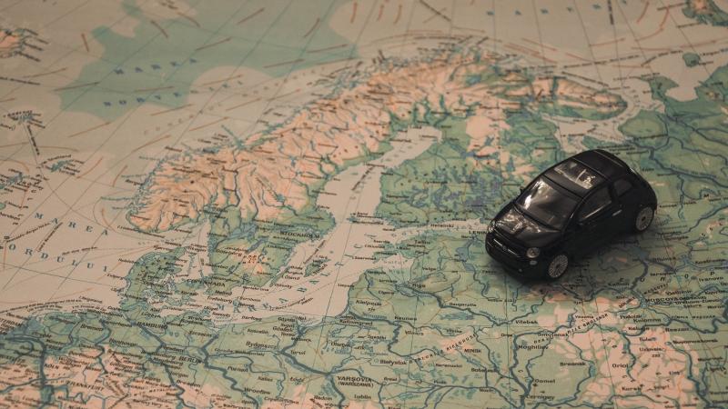 Weltkarte mit Spielzeugauto